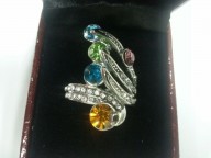Anillo con piedras de colores